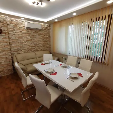 Апартамент Лукс Царевец-Център Apartment *